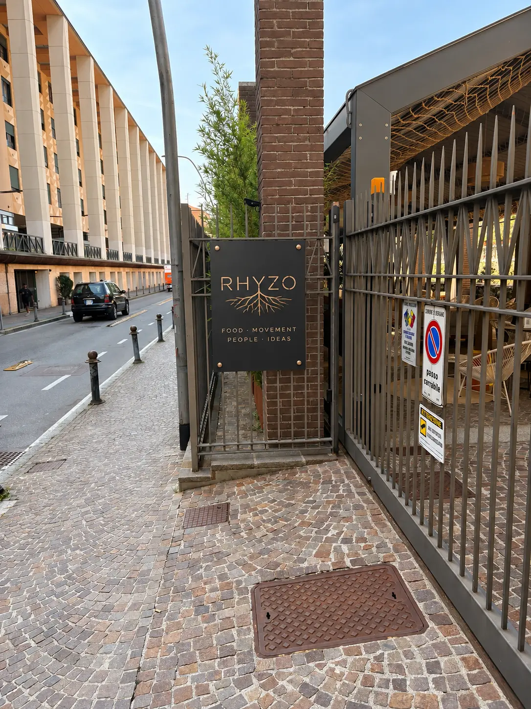Accesso dalla strada verso RHYZO